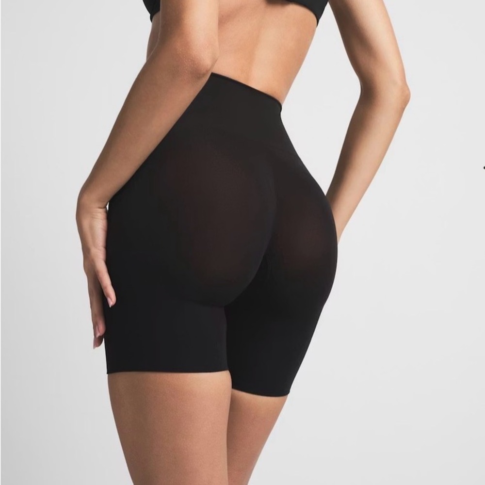 SKIMS Butt Lifting Short Onyx Size Medium